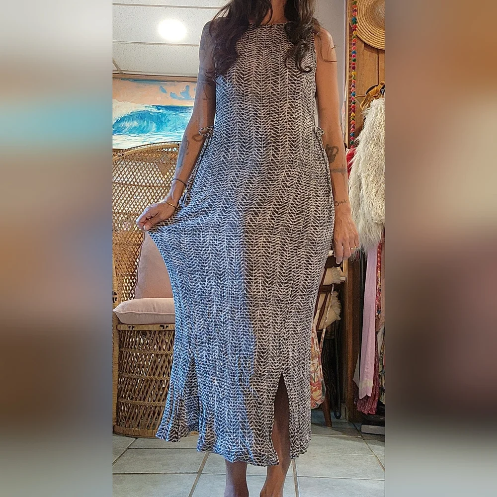 Vintage dress. The fabric stretches,so it fits an extra small to a medium size. - Picture 3 of 8